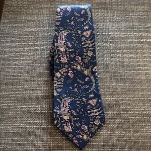 Regency 100% silk Floral Men's Tie. Like New!